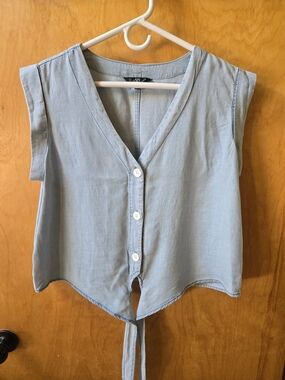 Velvet Heart Light Blue Button-Front Tie-Hem Crop Top